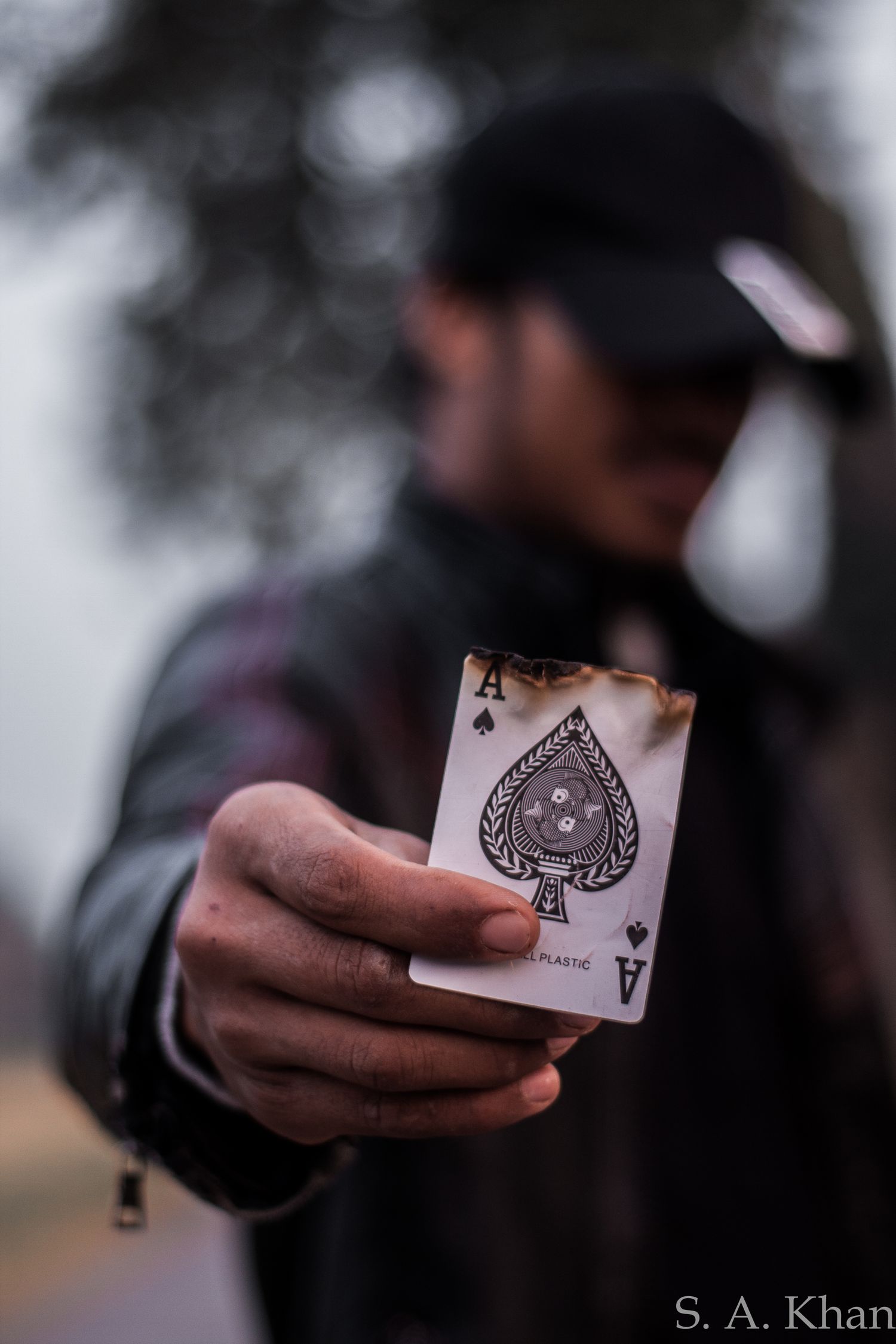 迪奥扑克牌卫衣，当高奢老钱风遇上赌场美学，这件卫衣到底在玩什么？